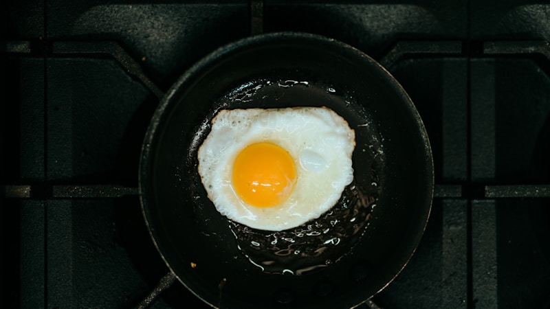 冷めた目玉焼きをふっくら美味しく温め直すコツ｜失敗しない加熱方法と食感を守るポイント